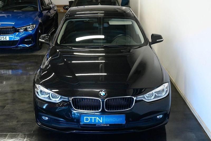 Svart Begagnad 2016 BMW 318 Advantage Sedan | 124 000 kr (Marknadspris) - Bild 1/4