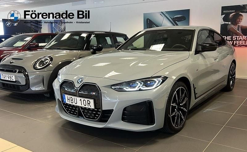 Grå Begagnad 2023 BMW i4 Sedan | 559 000 kr (Marknadspris) - Bild 1/4