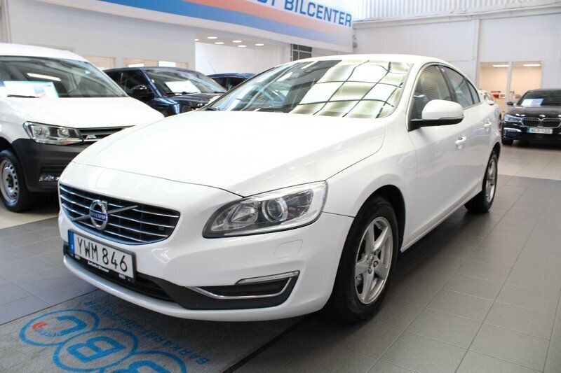 Vit Begagnad 2017 Volvo S60 Momentum Sedan | 149 900 kr (Marknadspris) - Bild 1/4