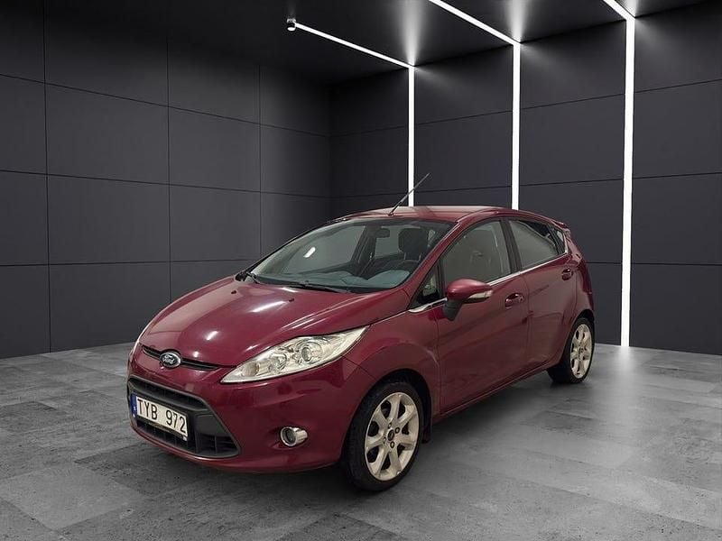 Röd Begagnad 2010 Ford Fiesta Titanium Halvkombi | 44 990 kr (Marknadspris) - Bild 1/4