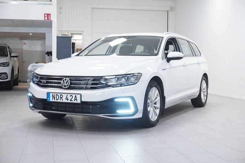 Vit Begagnad 2019 VW Passat GTE Kombi | 239 800 kr (Marknadspris) - Bild 1/4