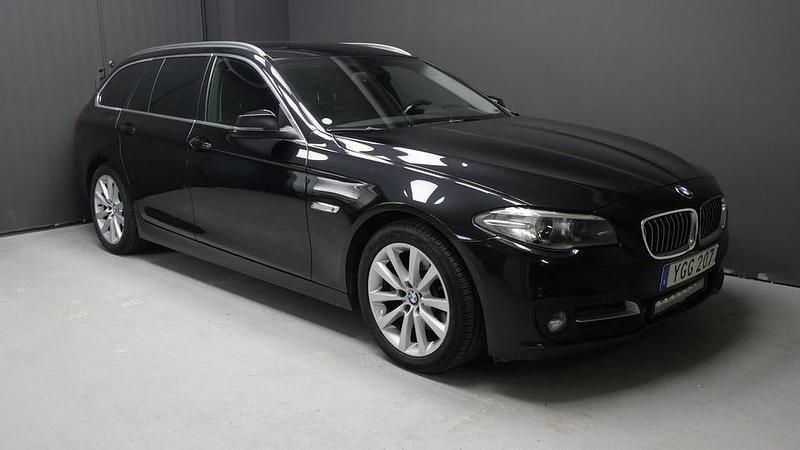 Svart Begagnad 2016 BMW 520 M Sport Kombi | 159 800 kr (Superpris) - Bild 1/4