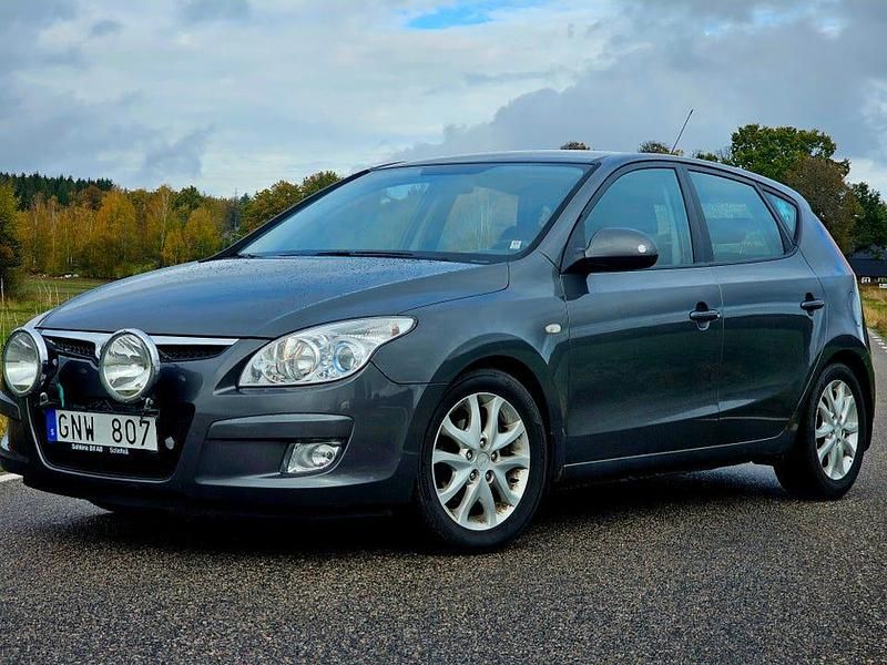 Grå Begagnad 2008 Hyundai i30 Halvkombi | 49 000 kr (Bra pris) - Bild 1/4