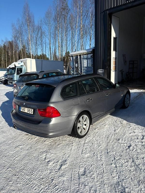 Begagnad BMW 330 245 HK (180 kW) 2011 Kombi