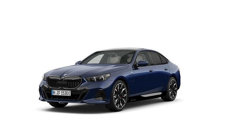 Tanzanite blå Begagnad 2023 BMW 550e Comfort Edition Sedan | 849 500 kr (Marknadspris) - Bild 1/4