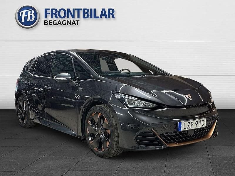 Mörkgrå Begagnad 2023 Cupra Born e-Boost Halvkombi | 284 900 kr (Bra pris) - Bild 1/3