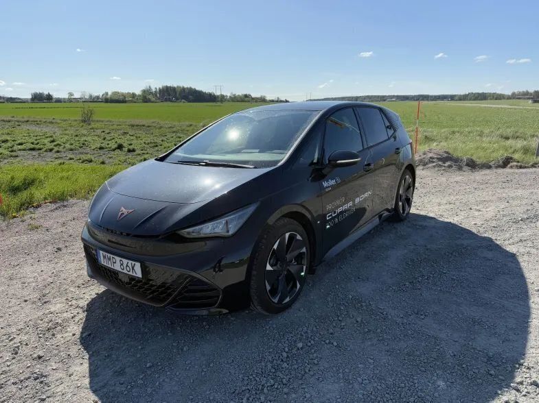 Svart Ny 2025 Cupra Born e-Boost Halvkombi | 409 900 kr (Marknadspris) - Bild 1/4