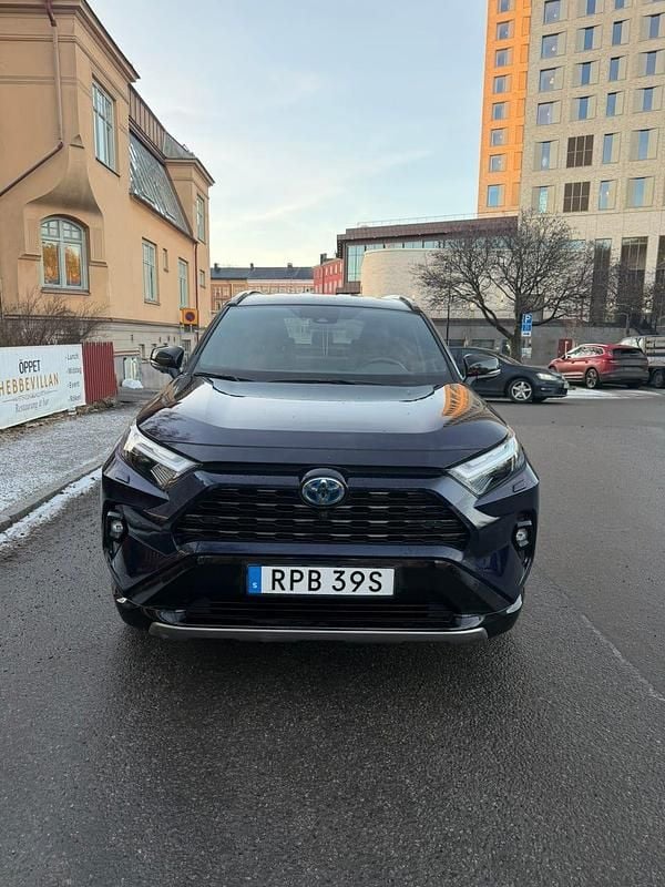 Begagnad 2024 Toyota RAV4 Hybrid SUV | 424 995 kr (Bra pris) - Bild 1/4