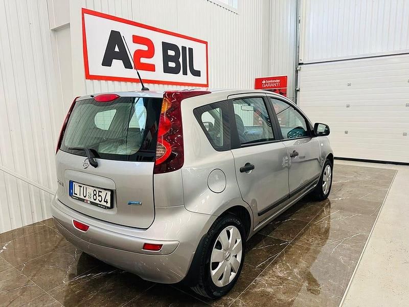 Begagnad Nissan Note 88 HK (64 kW) 2011 Silver Halvkombi