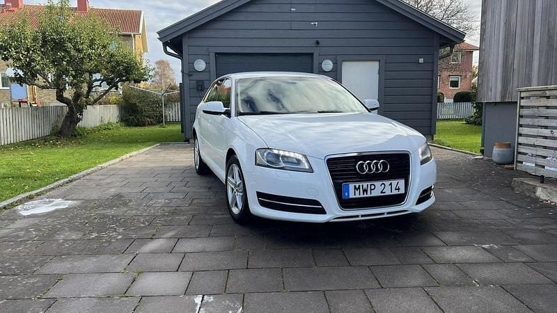 Vit Begagnad 2013 Audi A3 Sportback Attraction Halvkombi | 69 999 kr (Bra pris) - Bild 1/4