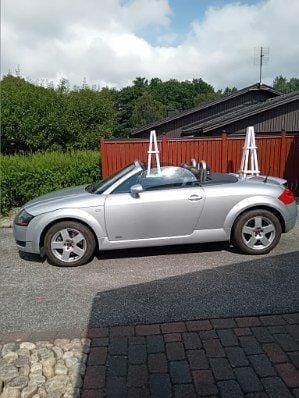 Silver Begagnad 2001 Audi TT Roadster Cab | 64 500 kr (Marknadspris) - Bild 1/4