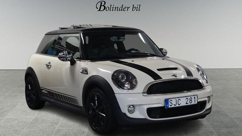 Vit Begagnad 2011 Mini Cooper S Halvkombi | 99 800 kr (Marknadspris) - Bild 1/4