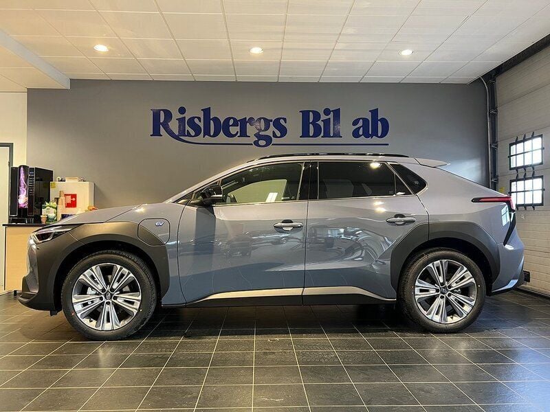 Grå Ny 2024 Subaru Solterra SUV | 499 900 kr (Bra pris) - Bild 1/4