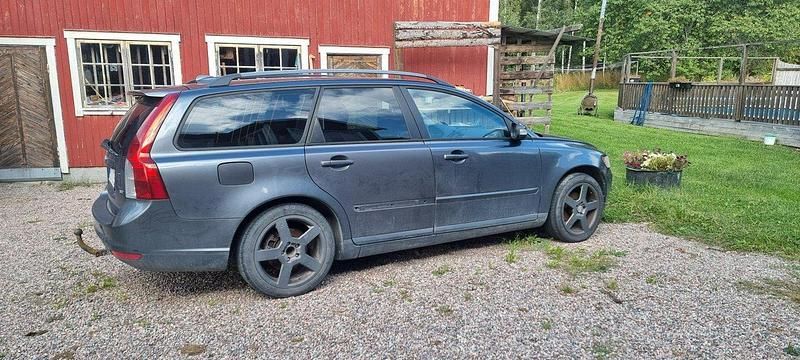 Grå Begagnad 2008 Volvo V50 Kinetic Kombi | 10 000 kr (Superpris) - Bild 1/1
