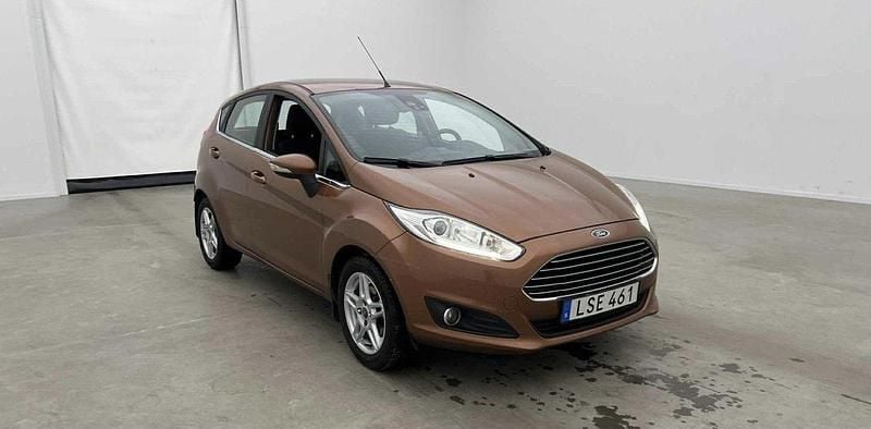 Brun Begagnad 2015 Ford Fiesta Titanium Halvkombi | 65 000 kr (Marknadspris) - Bild 1/4