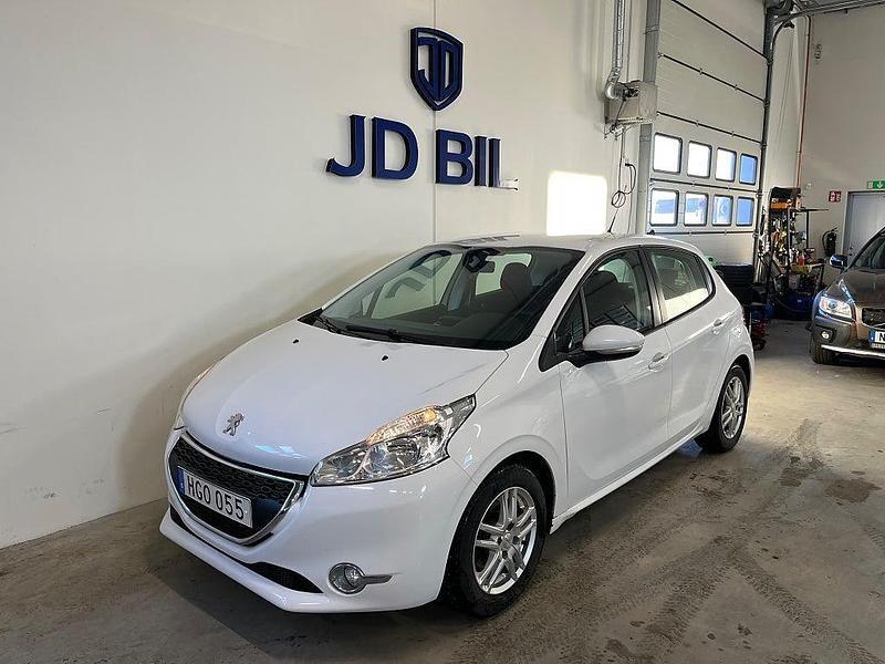 Begagnad Peugeot 208 Active 82 HK (60 kW) 2014 Vit Halvkombi