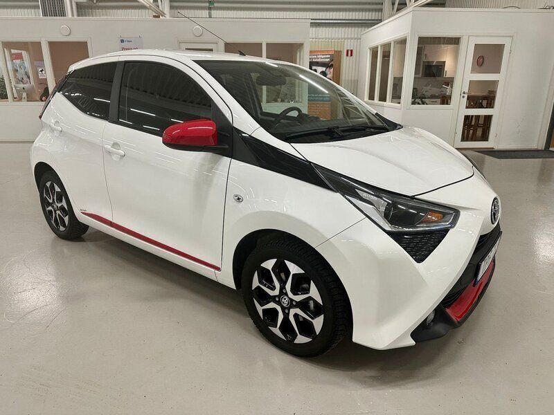 Vit Begagnad 2019 Toyota Aygo X-play Halvkombi | 129 900 kr (Marknadspris) - Bild 1/3
