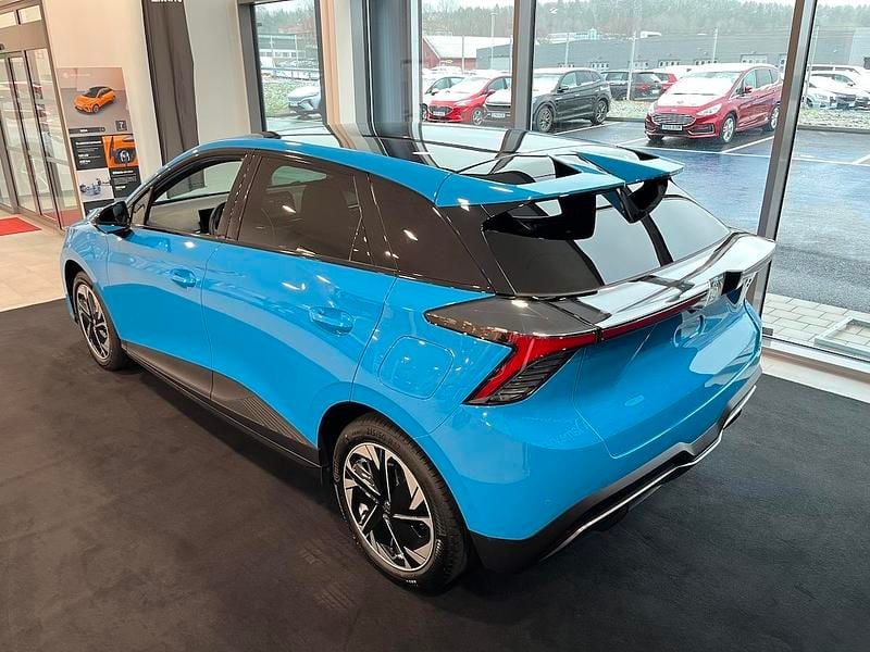 Begagnad MG MG4 EV Luxury 150 kW (204 HK) 2023 Blå Halvkombi