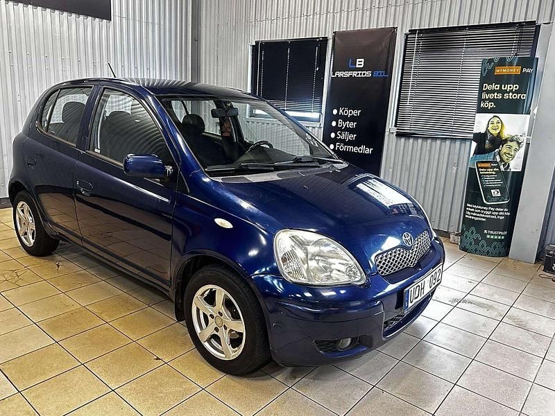 Mörkblå (blå) Begagnad 2003 Toyota Yaris Halvkombi | 18 900 kr (Marknadspris) - Bild 1/4