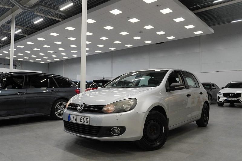 Silver Begagnad 2012 VW Golf Halvkombi | 69 900 kr (Marknadspris) - Bild 1/4