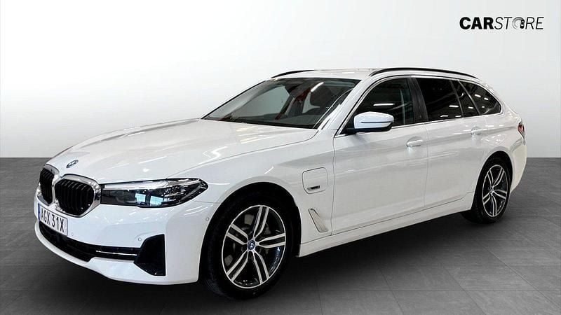 Vit (white) Begagnad 2022 BMW 530e Kombi | 274 900 kr (Superpris) - Bild 1/4