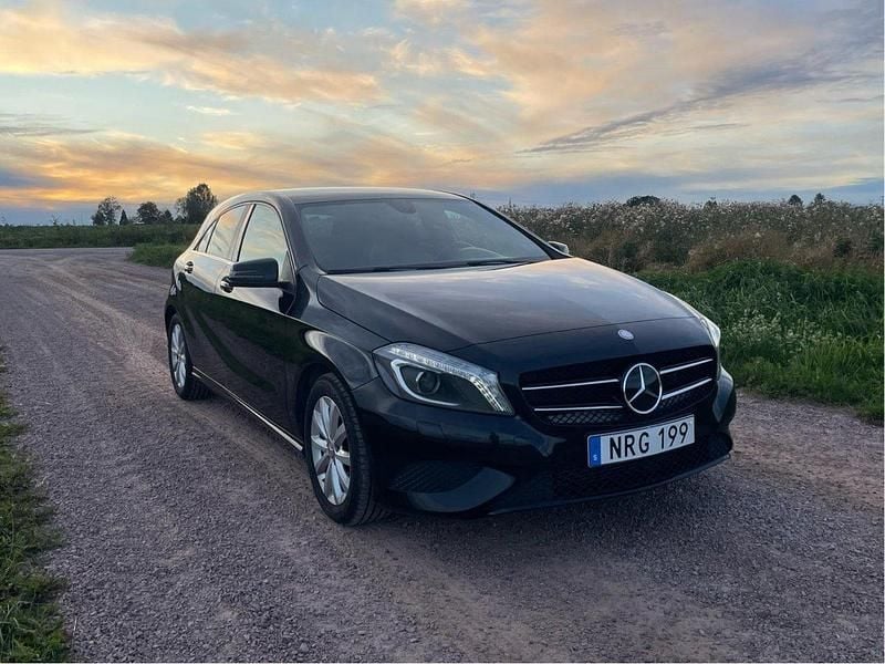 Svart Begagnad 2015 Mercedes A180 Style Halvkombi | 115 000 kr (Marknadspris) - Bild 1/4
