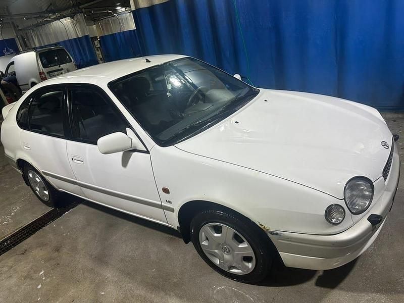 Begagnad 2000 Toyota Corolla Halvkombi | 37 000 kr (Marknadspris) - Bild 1/4
