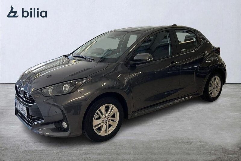 Mörkgrå Begagnad 2024 Toyota Yaris Hybrid Active Halvkombi | 249 900 kr (Marknadspris) - Bild 1/4