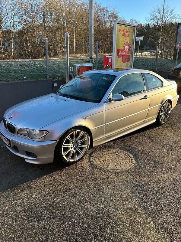 Grå Begagnad 2003 BMW 330 M Sport Sportkupé | 49 900 kr (Superpris) - Bild 1/4