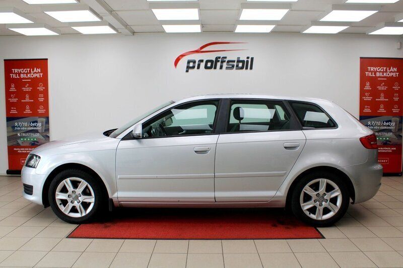 Silver Begagnad 2010 Audi A3 Sportback Attraction Halvkombi | 109 900 kr (Marknadspris) - Bild 1/4