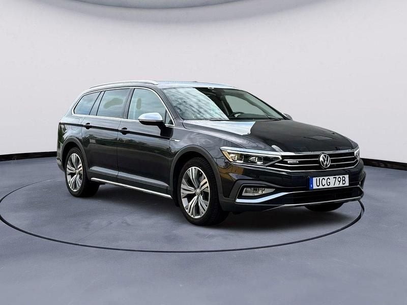 Mörkgrå (grå metallic) Begagnad 2020 VW Passat Alltrack Kombi | 209 900 kr (Bra pris) - Bild 1/4