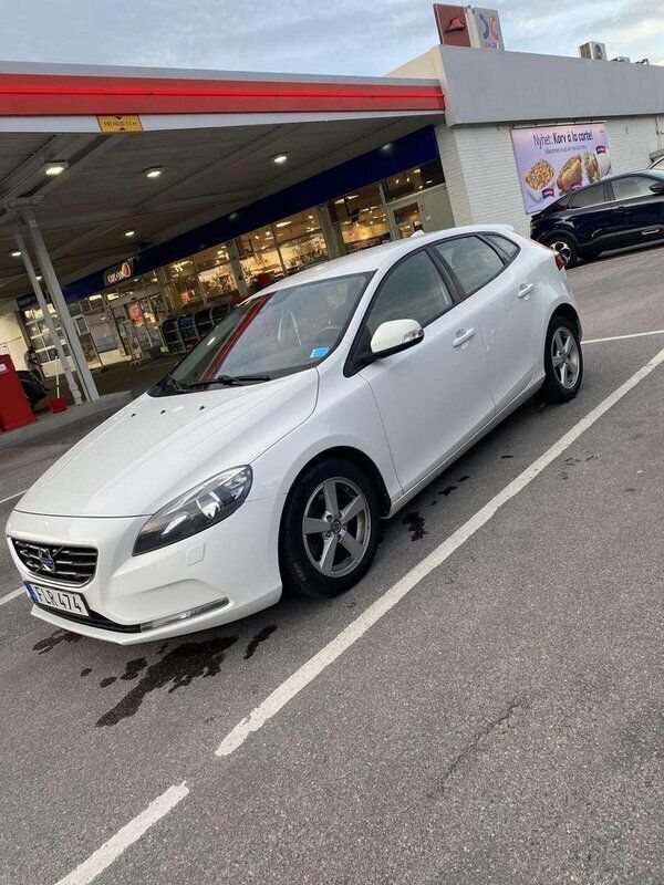 Vit Begagnad 2015 Volvo V40 Kinetic Kombi | 99 000 kr (Marknadspris) - Bild 1/4