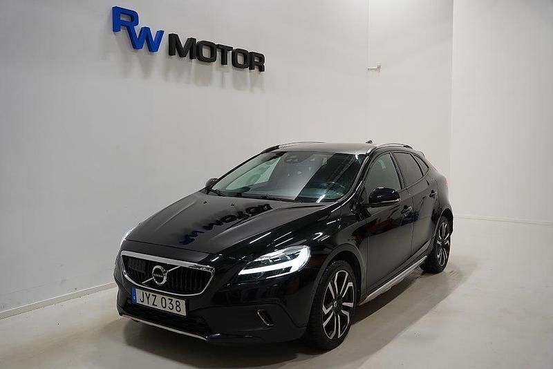 Begagnad Volvo V40 Summum 190 HK (139 kW) 2016 Svart Halvkombi