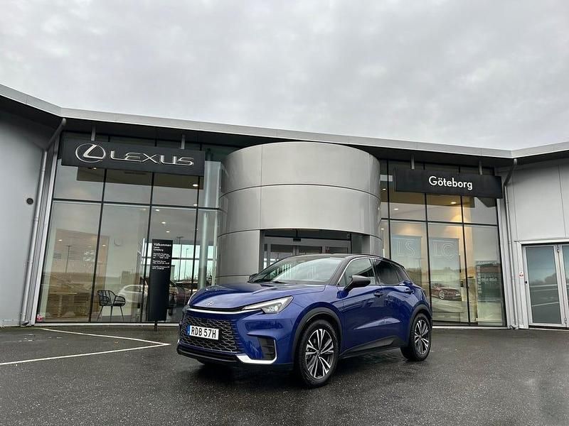 Blå metallic Begagnad 2024 Lexus LBX SUV | 349 000 kr (Marknadspris) - Bild 1/4