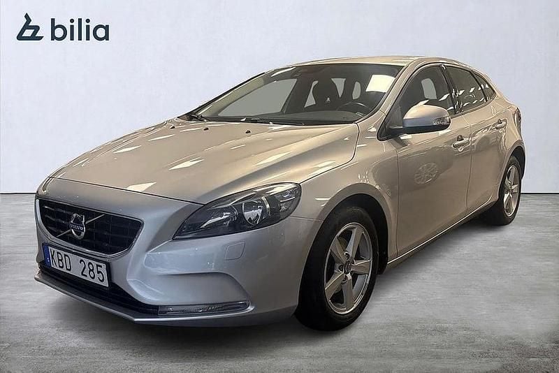 Silver Begagnad 2013 Volvo V40 Kinetic Halvkombi | 119 900 kr (Marknadspris) - Bild 1/3