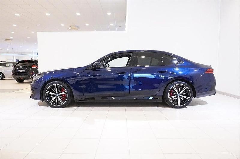Begagnad BMW 550e M Sport 313 HK (230 kW) 2023 Blå Sedan