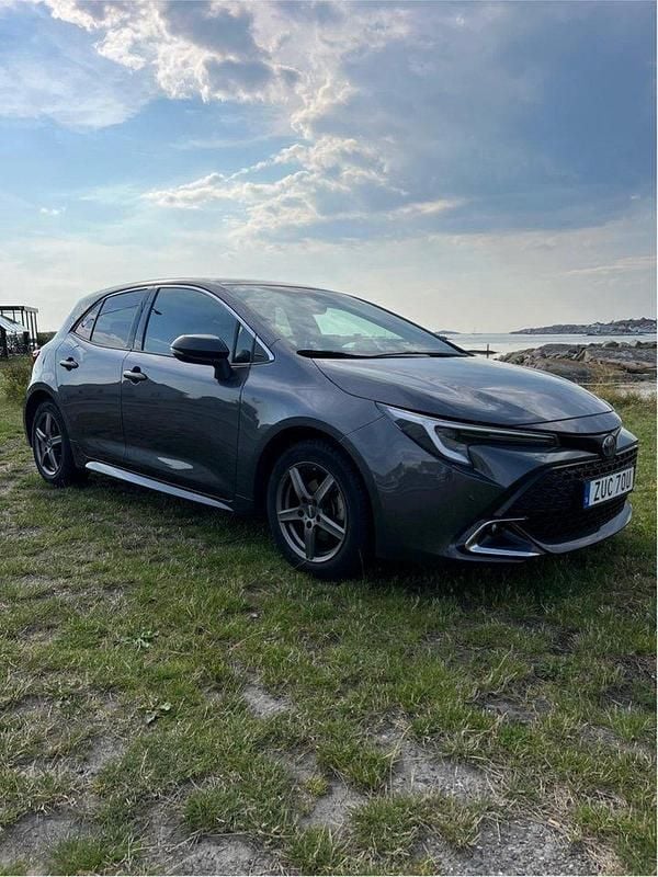 Grå Begagnad 2023 Toyota Corolla Hybrid Executive Halvkombi | 275 000 kr (Bra pris) - Bild 1/4