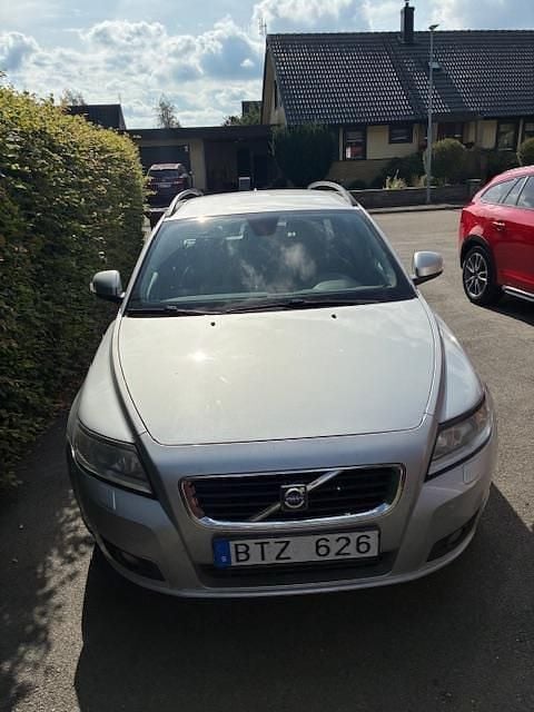 Grå Begagnad 2010 Volvo V50 Momentum Kombi | 35 000 kr (Bra pris) - Bild 1/3