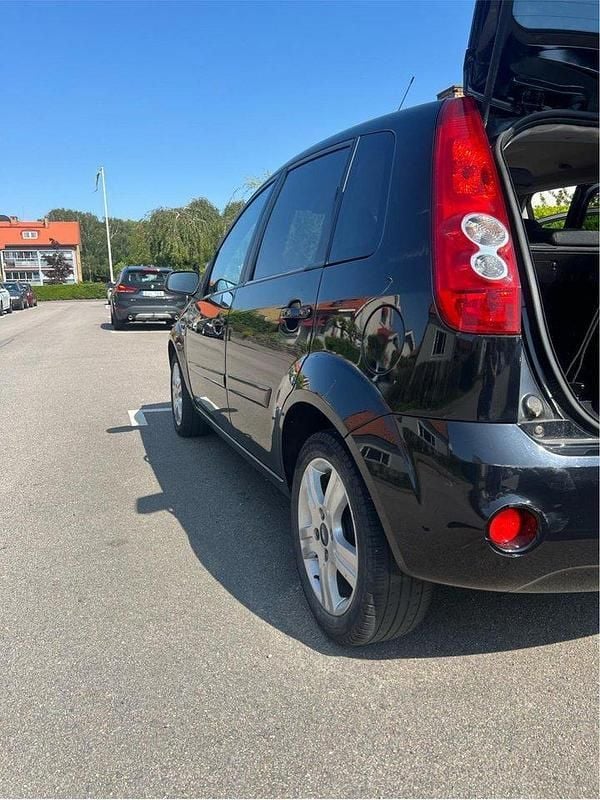 Svart Begagnad 2008 Ford Fiesta Halvkombi | 16 000 kr (Bra pris) - Bild 1/4