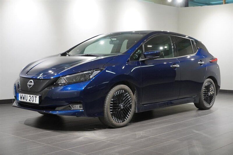 Mörkblå Begagnad 2023 Nissan Leaf 360º Halvkombi | 208 800 kr (Marknadspris) - Bild 1/4