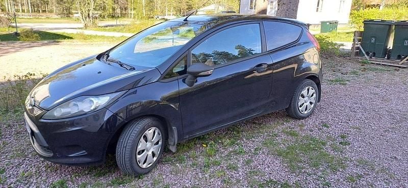 Svart Begagnad 2011 Ford Fiesta Halvkombi | 21 000 kr (Bra pris) - Bild 1/2