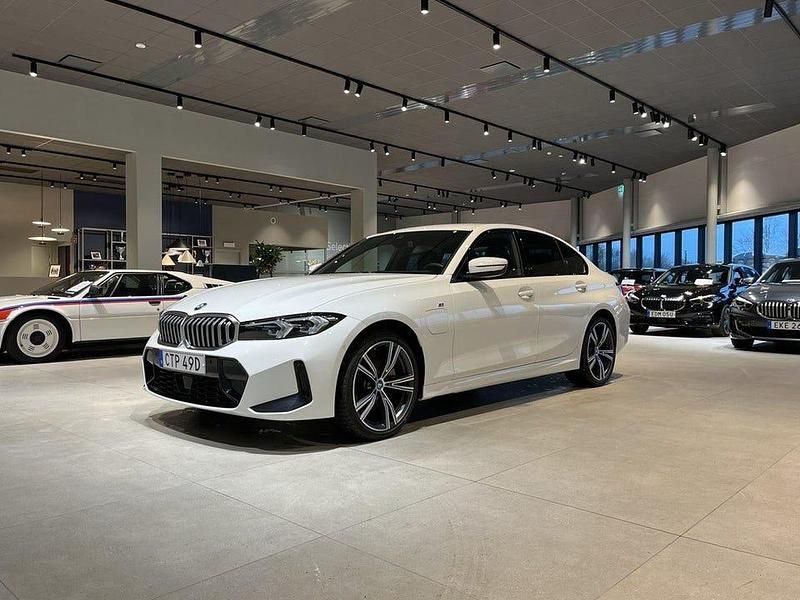 Vit Begagnad 2024 BMW 330 M Sport Sedan | 449 000 kr - Bild 1/4