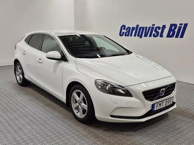 Begagnad Volvo V40 Momentum 114 HK (83 kW) 2015 Vit
