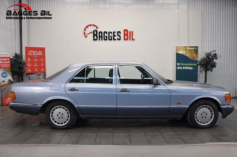 Ljusblå Begagnad 1991 Mercedes 420 SE Sedan | 139 900 kr - Bild 1/4