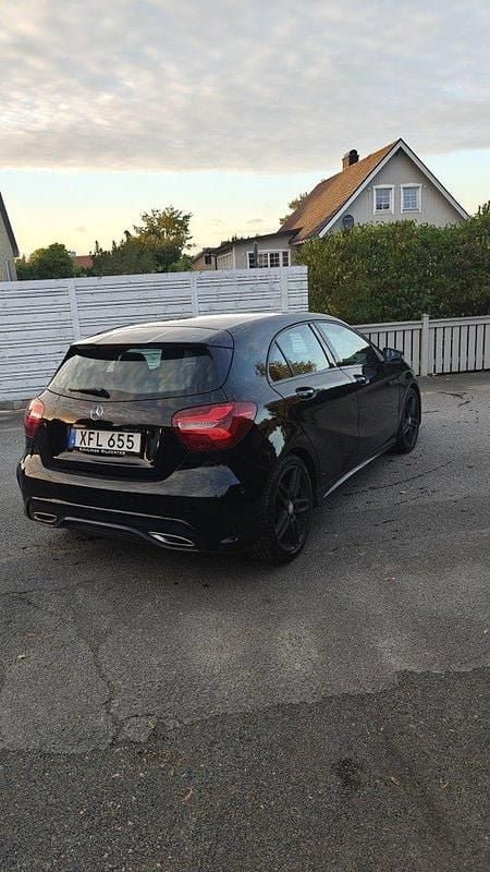 Svart Begagnad 2016 Mercedes A200 AMG Halvkombi | 159 900 kr (Marknadspris) - Bild 1/4