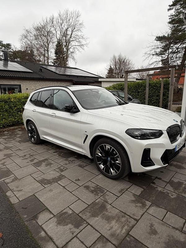Mineralvitmetallic Begagnad 2024 BMW iX3 SUV | 530 000 kr (Marknadspris) - Bild 1/1