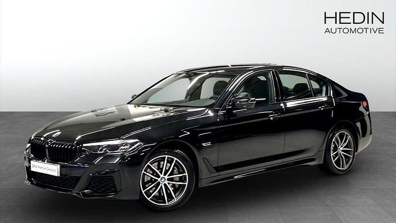 Svart Begagnad 2023 BMW 530 M Sport Sedan | 458 700 kr - Bild 1/4