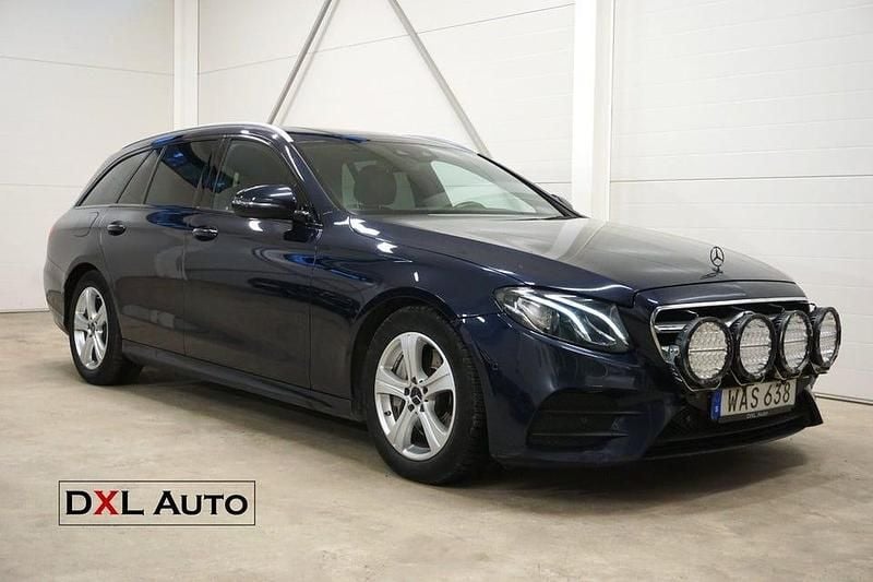 Begagnad Mercedes E220 AMG line 194 HK (142 kW) 2017 Blå (cavansite blue metallic)