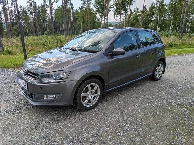 Grå Begagnad 2011 VW Polo Halvkombi | 56 000 kr (Marknadspris) - Bild 1/4