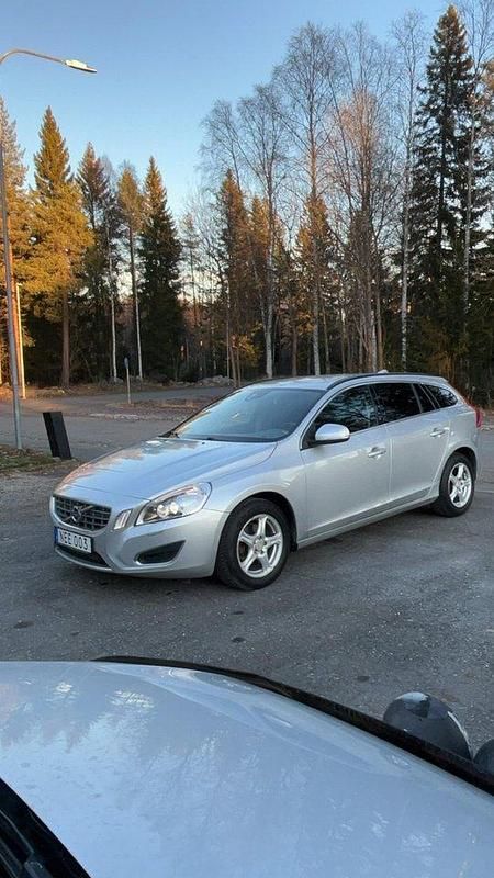 Grå Begagnad 2013 Volvo V60 Momentum Kombi | 110 000 kr (Bra pris) - Bild 1/4